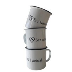 Taza blanca metálica vintage con eslogan SER RURAL É ACTUAL