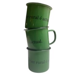 Taza verde metálica vintage con eslogan SER RURAL É ACTUAL